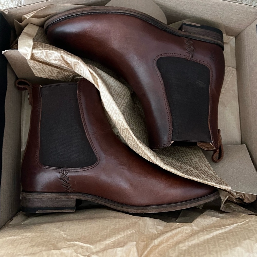 Frye Melissa Chelsea boot 6 Brand New